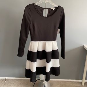 BLACK AND WHITE BALLET STYLE DRESS LONG SLEEVE